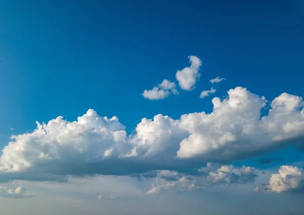 Schöne Wolken Mit Blauem Himmel Hintergrund Naturwetter Wolkenblauer Himmel Bei — Stockfoto