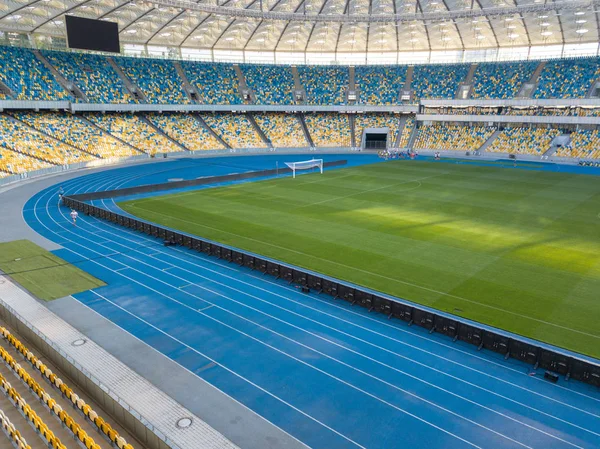 Kiev, Ukrayna - 19 Temmuz 2018. Stadyum çatı, ulusal spor kompleksi Olimpiysky sarı ve mavi koltuk ile tribün inşaatı drone panoramik görünümü.
