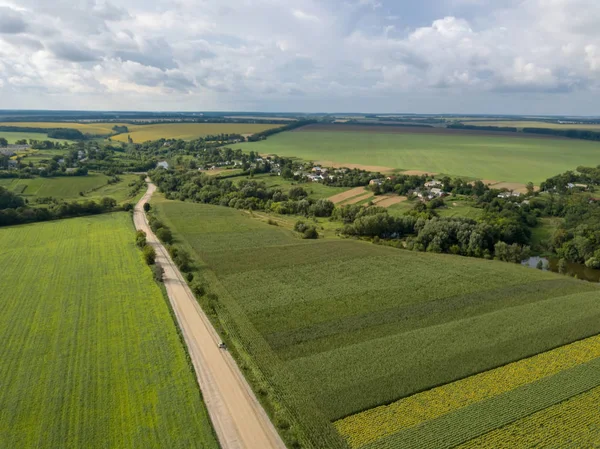 Панорамний Вид Дрона Сільську Місцевість Заміськими Будівлями Ґрунтовою Дорогою Сільськогосподарськими — стокове фото