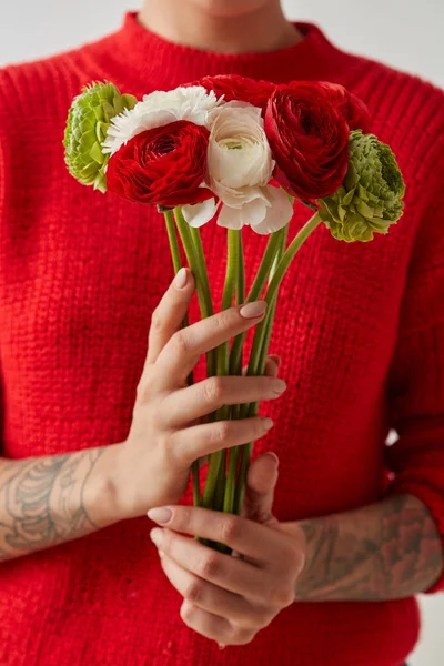 Bir Dövmeli Bir Kız Bir Buket Farklı Çiçek Düğünçiçeği Tutuyor — Stok fotoğraf