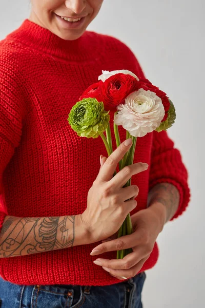 白い背景の上のタトゥーと彼女の手で花束と顔のない女性 ファッションのコンセプト — ストック写真