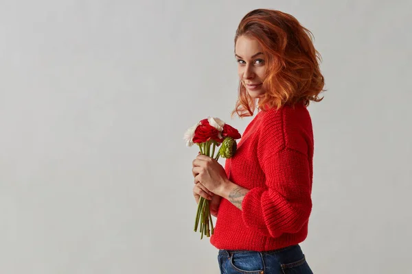 Una Hermosa Chica Con Una Sonrisa Cara Usando Suéter Rojo —  Fotos de Stock
