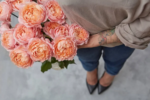 Een Vrouw Elegante Zwarte Hoge Hakken Schoenen Met Een Tattoo — Stockfoto