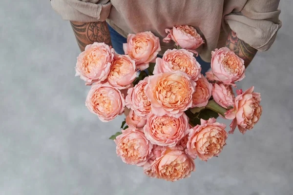 Filles Mains Avec Bouquet Fleurs Sur Fond Gris Avec Espace — Photo