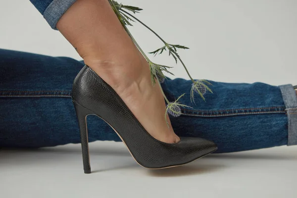 Mode Chaussures Talons Hauts Sur Jambe Une Femme Avec Bouquet — Photo