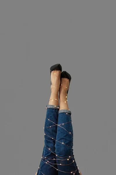 Schlanke Beine Einer Frau Jeans Mit Einem Kranz Sie Herum — Stockfoto