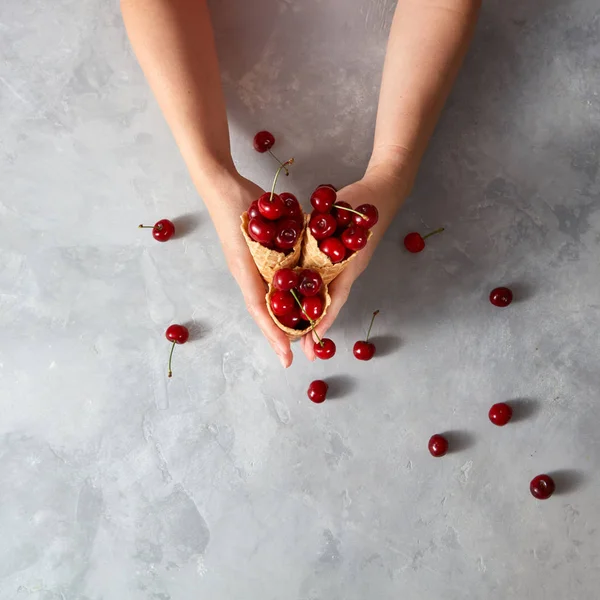 Frauenhände Halten Drei Hostientassen Mit Roten Süßen Beeren Kirsche Für — Stockfoto