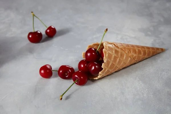 Cerezas Frutas Naturales Recién Recogidas Conos Gofre Para Pasteles Caseros — Foto de Stock