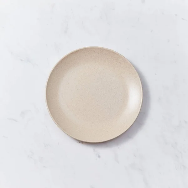 装饰粘土碟 覆盖着釉面上的灰色背景与复制空间 可用于显示或蒙太奇您的产品 — 图库照片