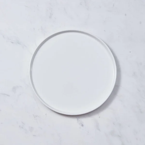 手作りの陶板の平面図です セラミックの艶をかけられたプレートは灰色の背景に空です 表示に使用することができますまたはあなたのプロダクトをモンタージュ — ストック写真