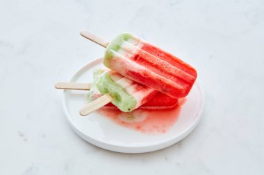 Bir yığın dondurma bir çubuk gri mermer arka plan, metin için yer bir kopyasını üzerinde beyaz bir plaka üzerinde erime Berry. Yaz serin tatlı