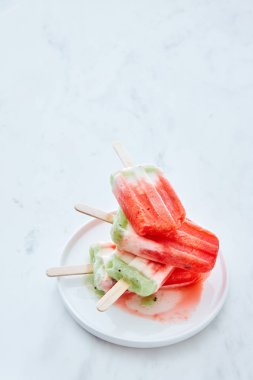 Ev yapımı berry dökülmeleri metin için yer bir gri mermer masada bir kase dondurma erime bir yığın. Sağlıklı yaz tatlı. Üstten görünüm