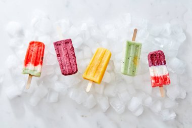 Farklı meyve dondurma dondurma buz gri mermer zemin üzerine sundu. Düz yatıyordu