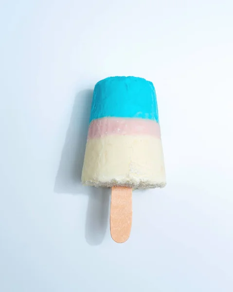 水果香草冰淇淋 彩色冰棒棒糖 在灰色背景下的阴影反射和文本空间 夏日冷甜点 — 图库照片