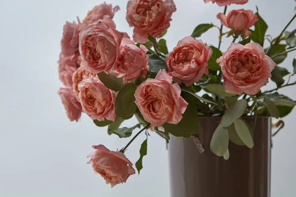 Rosas Rosadas Ramo Flores Delicadas Jarrón Sobre Fondo Gris Postal — Foto de Stock