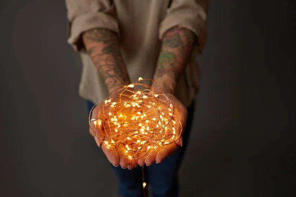 Bright Garland Handen Van Een Meisje Met Een Tatoeage Rond — Stockfoto