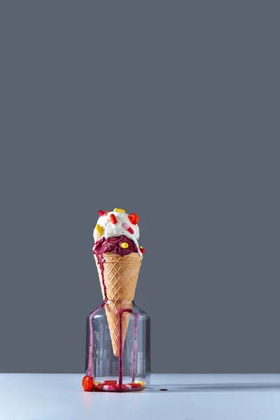Вафельний Конус Кулькою Морозива Червоними Жовтими Капсулами Льодяниками Сірому Фоні — стокове фото