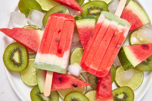 Gelado Melancia Prato Com Fatias Frutas Cubos Gelo Sorvete Orgânico — Fotografia de Stock