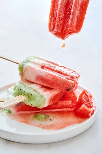 Gotas Helado Derretido Gotean Plato Con Una Pila Lolly Hielo —  Fotos de Stock