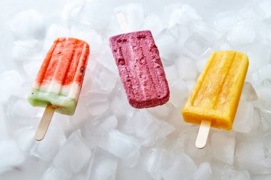 Lolly buz küpleri şişte doğal dondurulmuş meyve suyu. Sağlıklı yaz tatlı. Düz yatıyordu