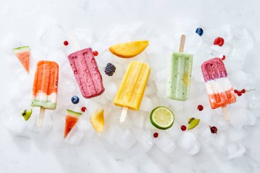 Renkli parlak doğal dondurma dondurmayı meyve ve çilek buz küpleri topluluğu. Ev yapımı sağlıklı buz lolly. Düz yatıyordu