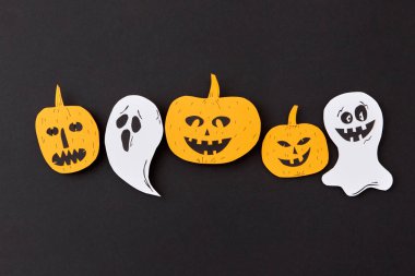 Kağıt kötü ile yaratıcı el yapımı desen ruhlar ve hayaletler gülümseyen gülen ve kabak siyah Kağıt arka plan, metin altında yerleştirin. Düz yatıyordu.