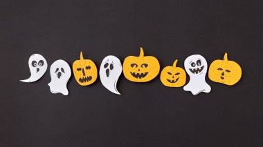 Renkli Cadılar Bayramı el sanatları kompozisyon yüzen uçan ile ruh hayalet ve siyah Kağıt arka plan, sarı kabak gülümseyen metin için yer. Cadılar Bayramı kavramı. Düz yatıyordu.