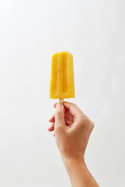 Zimny Jogurt Naturalny Lodem Popsicle Posiada Ręka Białym Tle Miejsca — Zdjęcie stockowe