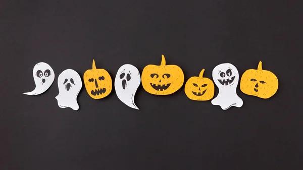 Colorata Composizione Artigianale Halloween Con Spirito Fantasma Galleggiante Zucche Gialle — Foto Stock