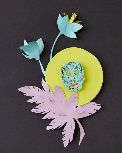 Composição Artesanal Decorativa Papel Com Flores Folha Crânio Uma Moldura — Fotografia de Stock
