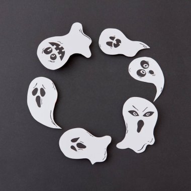 Tebrik kartı, gülümseyen ve gülerek el yapımı kağıt çok kötü ruhları ile yaratıcı uygulama kopya alanı, siyah bir arka plan hayaletler. Düz yatıyordu