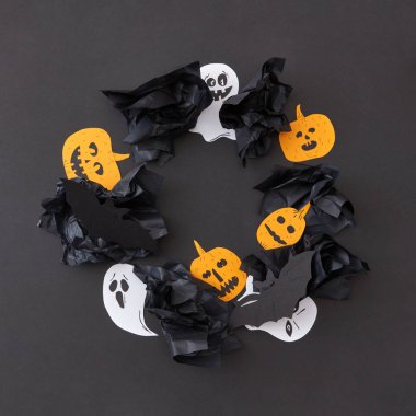 Davet için yaratıcı kartı Halloween ile el yapımı kağıt yuvarlak için çerçeve gülümseyen korkunç kabaklar, ruhlar, yarasalar siyah bir kağıt üzerinde sarı metin altında yerleştirin. Cadılar Bayramı kavramı. Düz yatıyordu