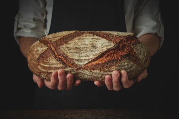 Muži Drží Organické Tmavý Chléb Tmavém Pozadí Detail — Stock fotografie