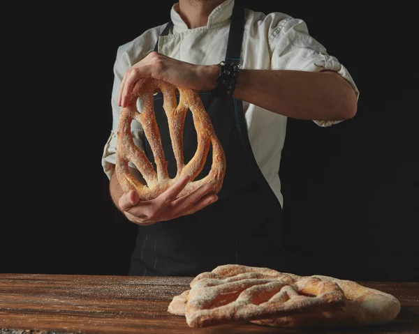 Mörk Bakgrund Och Bakgrund Ett Brunt Träbord Håll Mäns Händer — Stockfoto