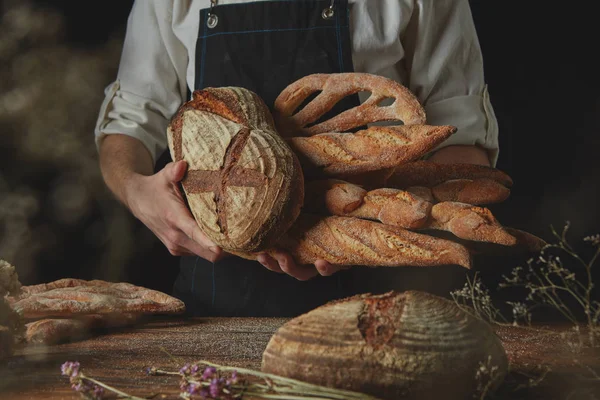 Baker Černé Zástěře Drží Řadu Chléb Žitný Chléb Bageta Francouzské — Stock fotografie