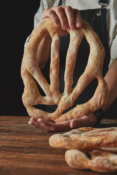 Baker Pune Pâine Proaspăt Coaptă Masă Maro Din Lemn — Fotografie, imagine de stoc