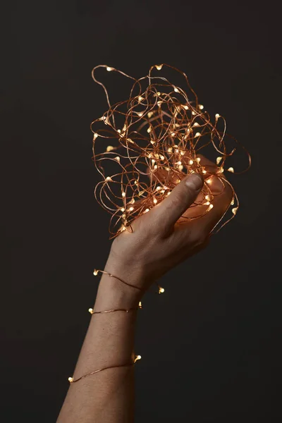 Gyönyörű Karácsonyi Fény Koszorú Női Kéz Sötét Háttéren — Stock Fotó