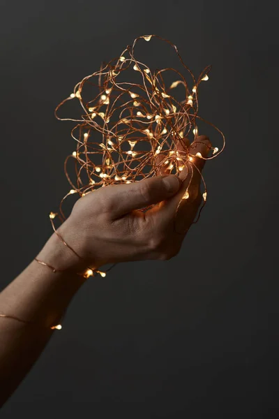 Weihnachtslichter Weibliche Hände Halten Eine Girlande Mit Lichtern Auf Schwarzem — Stockfoto