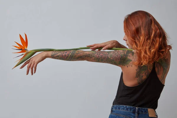 Sexy Jeune Fille Avec Tatouage Tient Une Fleur Strelitzia Orange — Photo