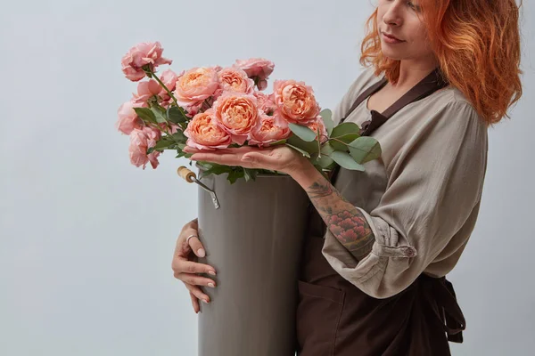 Une Jolie Fille Dans Fleuriste Dans Tablier Brun Tient Vase — Photo