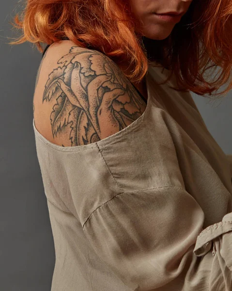 Menina Ruiva Bonita Com Uma Tatuagem Ombro Fundo Cinza Escuro — Fotografia de Stock