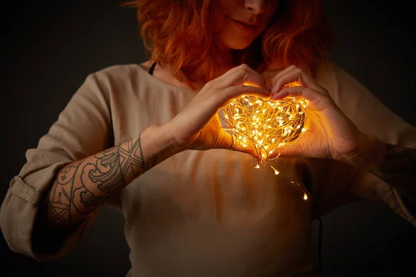 Een Vrouw Houdt Een Gele Krans Vorm Van Een Hart — Stockfoto