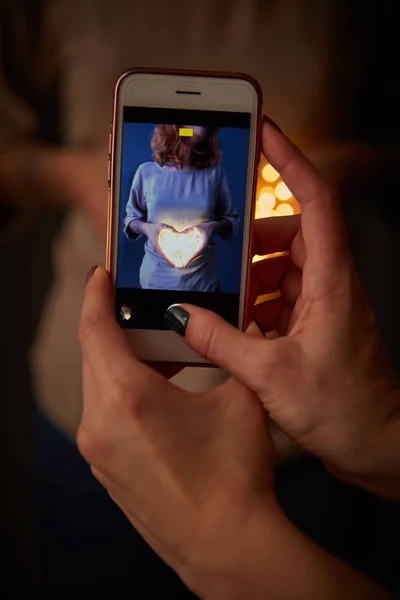 Phone Image Girl Glowing Heart Holding Woman Blurred Background Beautiful — Stock Photo, Image