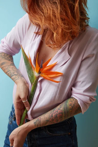 Mavi Bir Arka Plan Karşı Onu Dövme Elinde Bir Çiçek — Stok fotoğraf