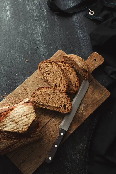 Порежь Кусочки Хлеба Разделочной Доске Ножом — стоковое фото