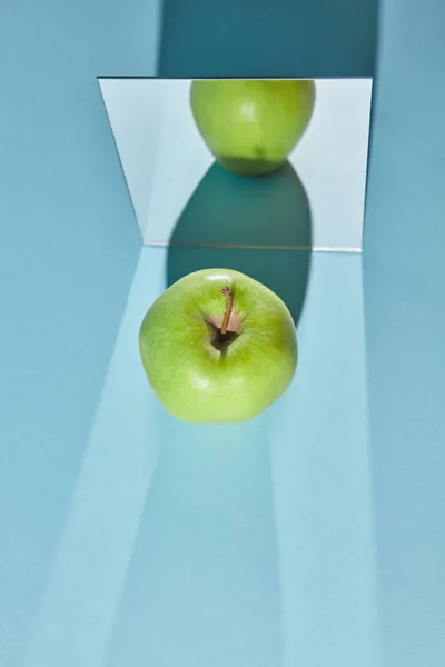 Spiegelung Eines Stücks Eines Grünen Apfels Und Schatten Eines Apfels — Stockfoto