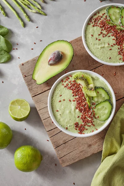 Batidos Vegetarianos Verduras Ecológicas Verdes Con Semillas Lino Rodajas Lima — Foto de Stock