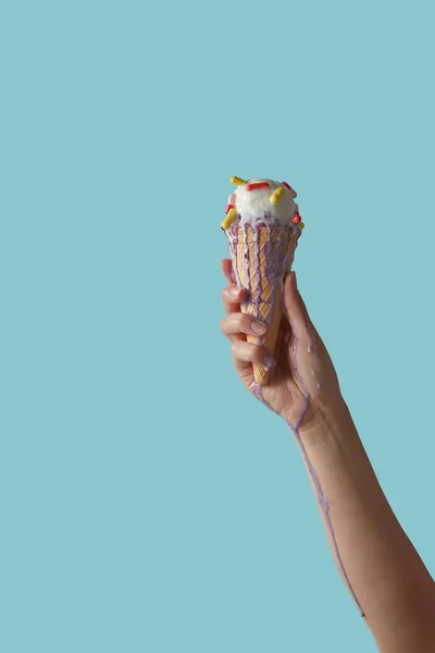 Mano Una Chica Sosteniendo Cono Gofre Crujiente Con Helado Derretido — Foto de Stock