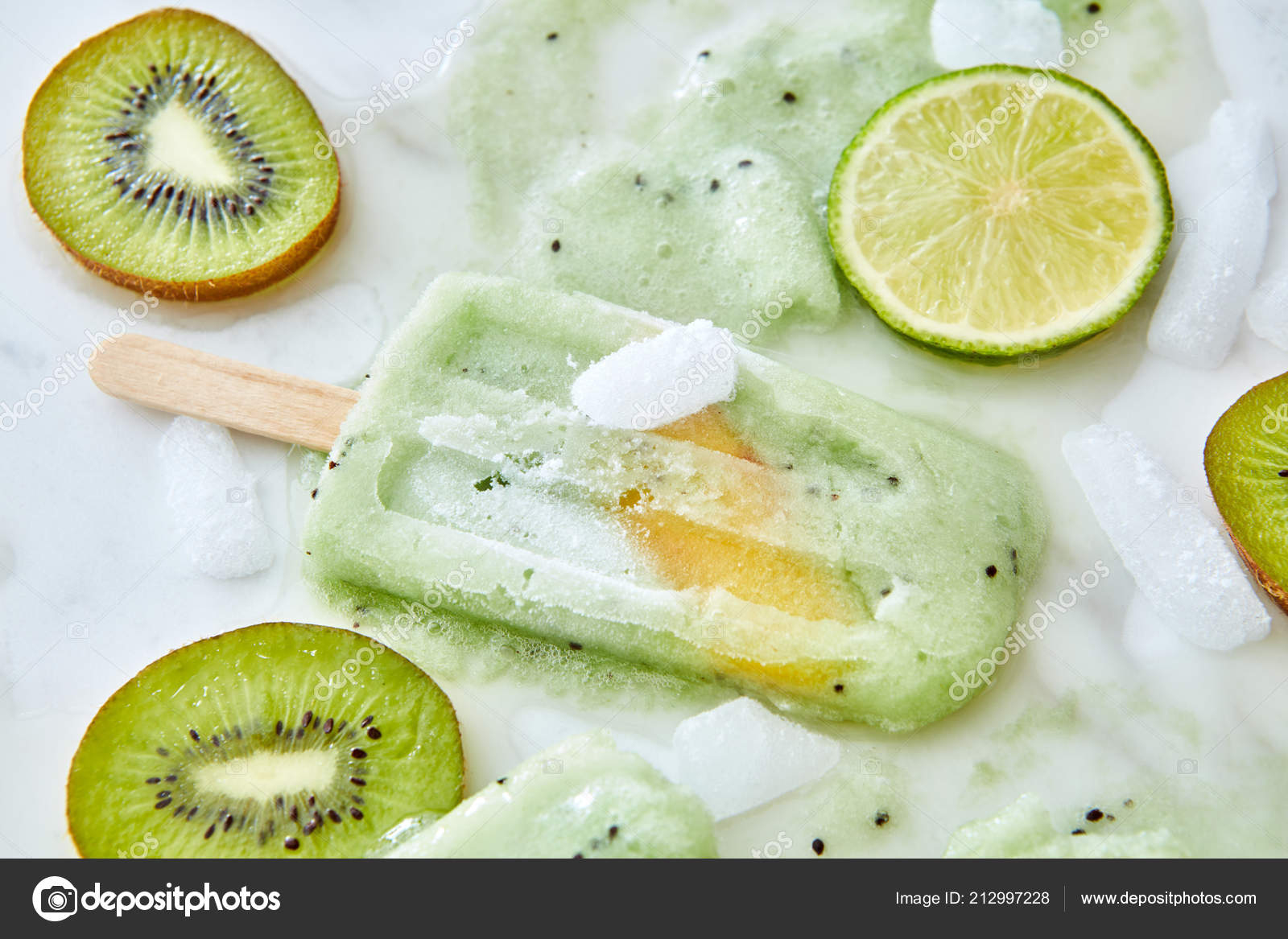 Macchie frutta gelato bastone pezzi ghiaccio lime kiwi uno sfondo ... Macchie di frutta