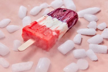 Meyve buzlu şeker. Tatlı, berry ev yapımı dondurma buz pembe bir arka plan üzerinde dilim bir sopayla. Yaz tatlı